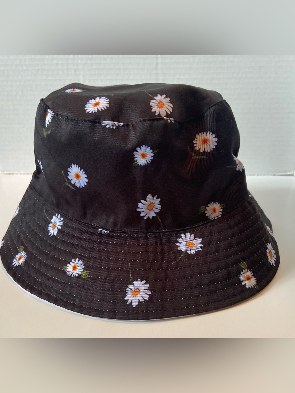 Alice + Olivia Reversible Bucket Hat Black with Daisy Print / Solid White NEW - Picture 2 of 7